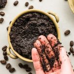 Dùng bã cà phê và đường nâu